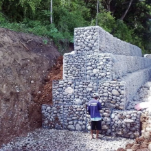 Hot dip galvanized hexagonal woven Gabion,Application of the thickly galvanized stonemesh technique for the bank revetment